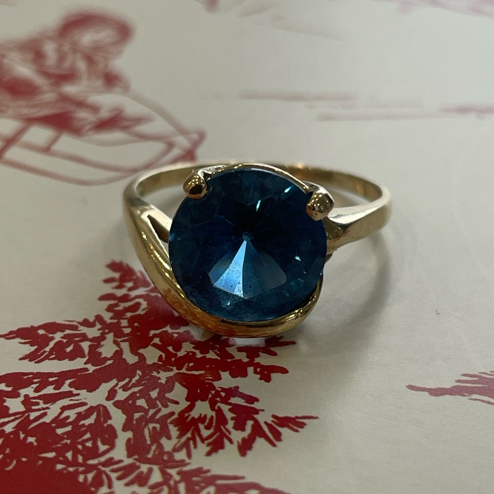 Brilliant London Blue Topaz ring in 10K Gold